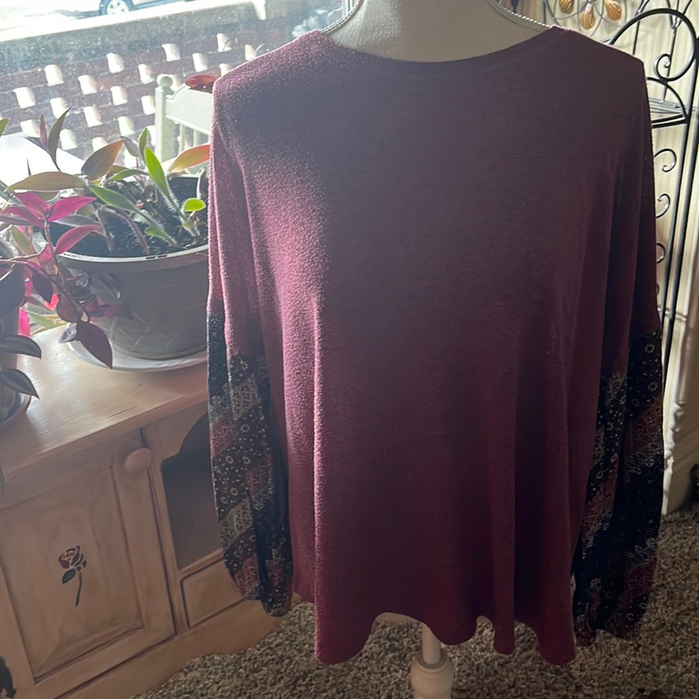 Women’s long sleeve tee, maroon and patterned sleeves.